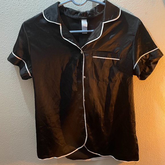 VS silk black and white button up Top - Picture 3 of 5